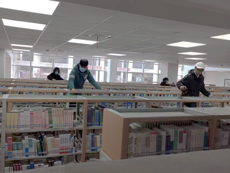 图书馆里的人们描述已自动生成